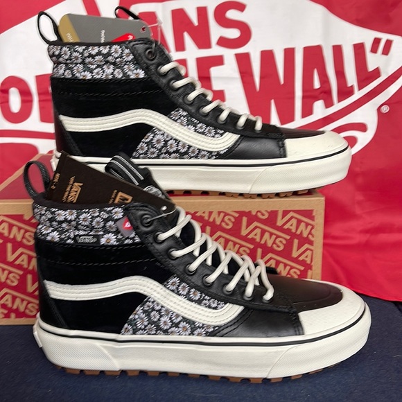Vans Shoes - Vans WMNS Sk8-Hi Mte-2
Black Floral
VNOA5HZZF2B
boots sneakers
